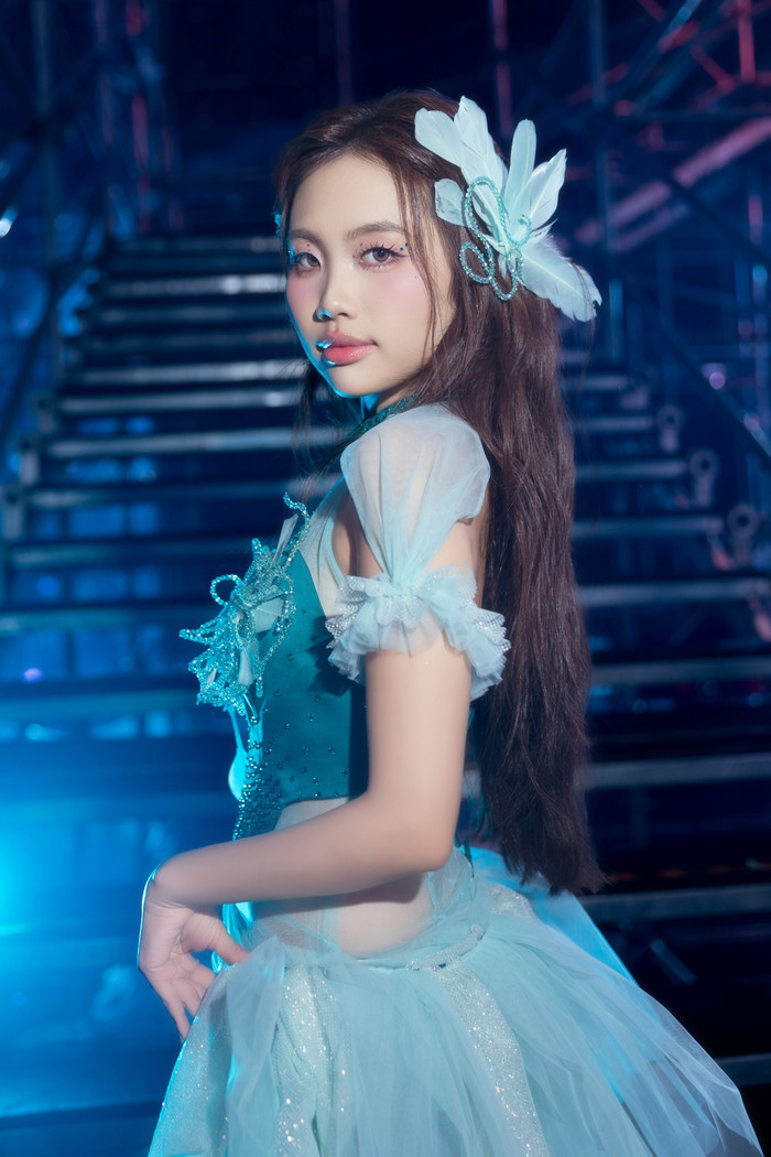 Phương Mỹ Chi ưu tiên dùng phụ kiện như kẹp tóc cỡ lớn trong các lịch trình biểu diễn. Ảnh: FBNV