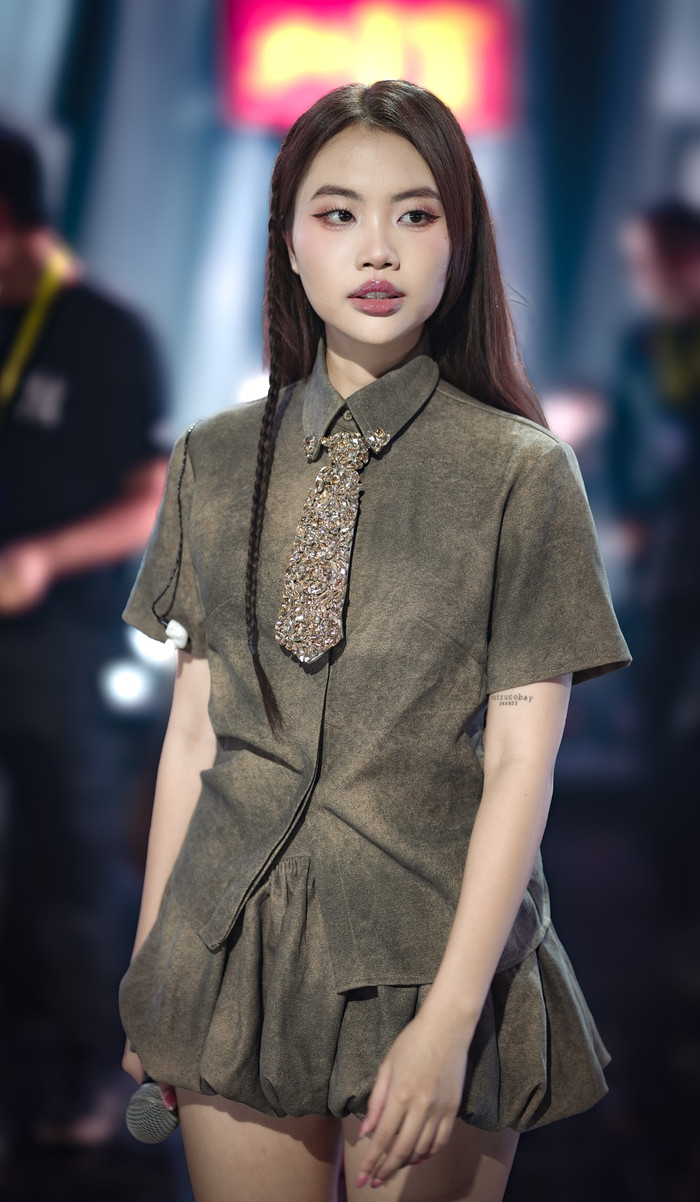 Phương Mỹ Chi thường tết một lọn tóc nhỏ mỗi khi để tóc thẳng. Ảnh: FBNV