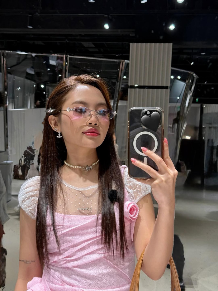 Phương Mỹ Chi diện váy hồng, đeo nhiều phụ kiện tạo ra hình ảnh vừa cá tính, vừa lạ lẫm. Ảnh: IGNV