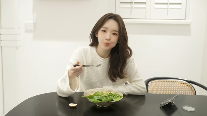 Min Kyung vui vẻ ăn mỳ sau khi tự nấu tại nhà. Ảnh: YouTube Kang Min Kyung