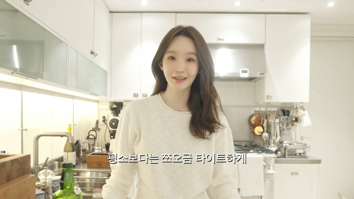 Min Kyung khá cởi mở khi chia sẻ về chế độ ăn kiêng nghiêm ngăt đã duy trì trong 10 năm qua. Ảnh: YouTube Kang Min Kyung