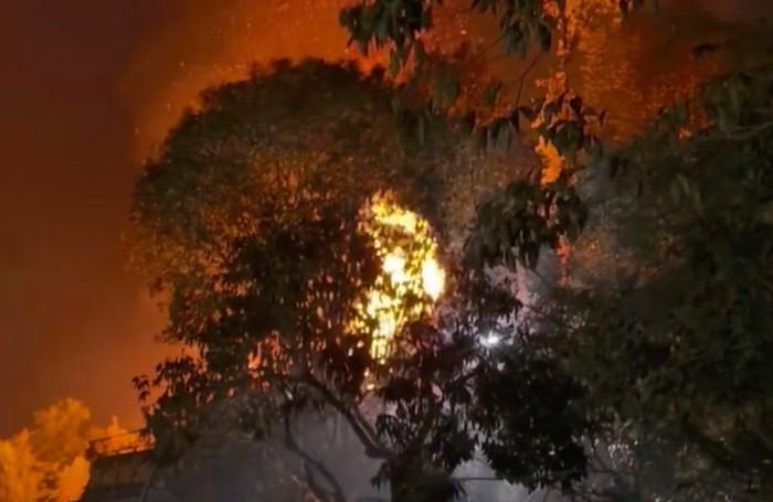 'Cơn mưa cầu lửa' từ trên trời rơi xuống khiến người dân sợ hãi, đồng loạt tháo chạy Ảnh 2