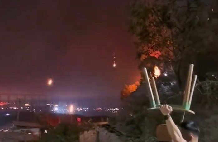 'Cơn mưa cầu lửa' từ trên trời rơi xuống khiến người dân sợ hãi, đồng loạt tháo chạy Ảnh 3