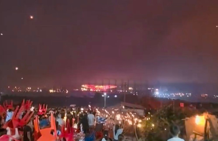 'Cơn mưa cầu lửa' từ trên trời rơi xuống khiến người dân sợ hãi, đồng loạt tháo chạy Ảnh 1