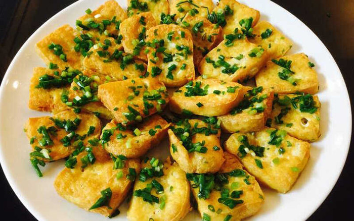 Đậu phụ khi chiên, rán hoặc tẩm ướp gia vị mặn lại trở thành “gánh nặng” cho bệnh nhân tiểu đường. (Ảnh minh họa)