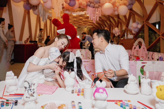 Gia đình nhỏ hạnh phúc của cặp đôi hot nhất nhì Vbiz. (Ảnh FBNV)