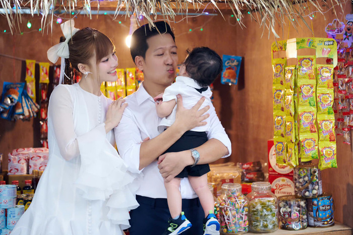 Nữ diễn viên còn hài hước gọi con trai là 'Mười Khó mini'. (Ảnh FBNV)