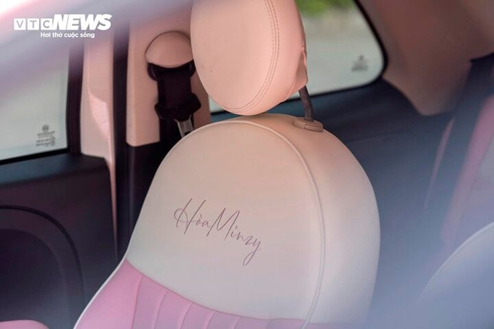 'Siêu xe' của Hòa Minzy với chữ ký của cô. Ảnh: VTC