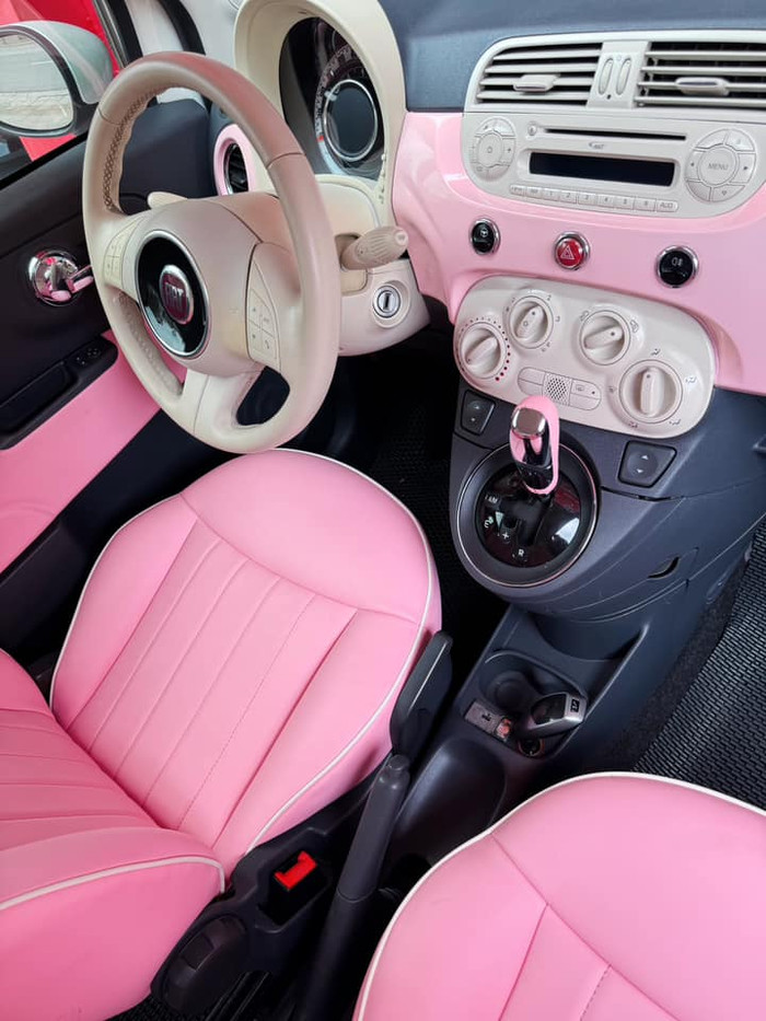 Hòa Minzy thay 'áo mới' cho xe. Ảnh: FBNV