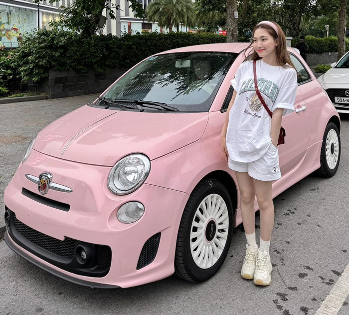 Hòa Minzy và mẫu xe Ý. Ảnh: FBNV