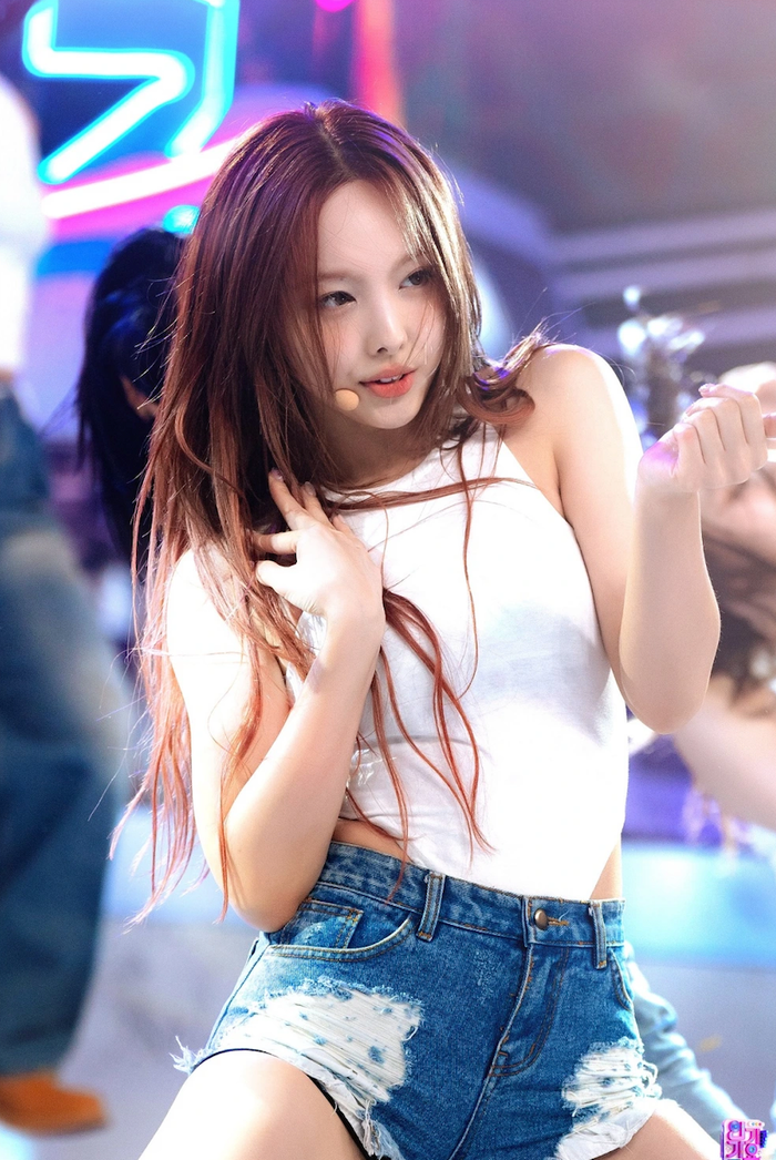 Nữ ca sĩ Nayeon giữ vị trí center và được nhận xét là có visual hàng đầu nhóm TWICE.