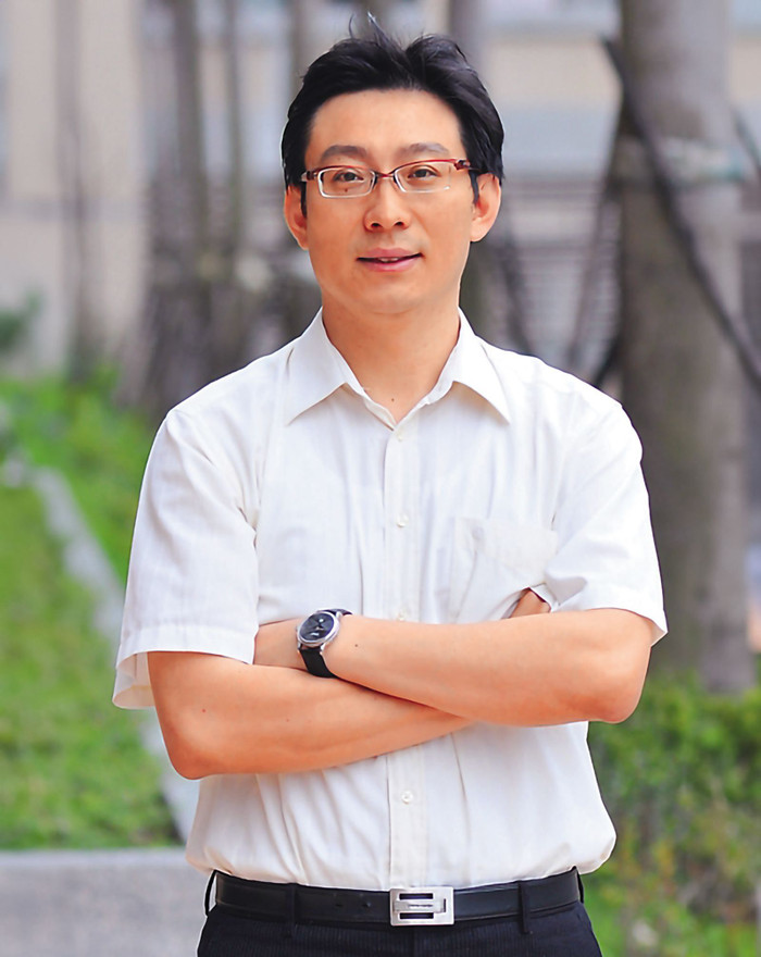 Ngoại hình điển trai cùng danh tiếng trong ngành giúp giảng viên này dễ dàng tiếp cận con mồi