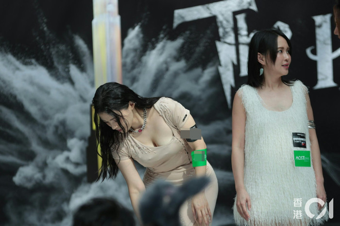 Nữ ca sĩ ít tên tuổi bỗng nổi tiếng rần rần vì lộ 'hàng lạ' trên sân khấu Ảnh 4