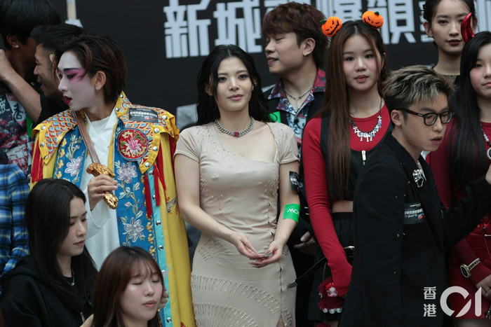 Nữ ca sĩ ít tên tuổi bỗng nổi tiếng rần rần vì lộ 'hàng lạ' trên sân khấu Ảnh 2