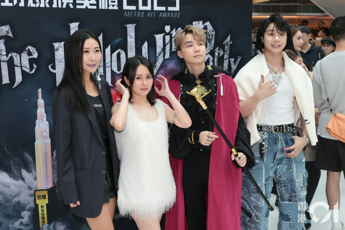 Nữ ca sĩ ít tên tuổi bỗng nổi tiếng rần rần vì lộ 'hàng lạ' trên sân khấu Ảnh 1