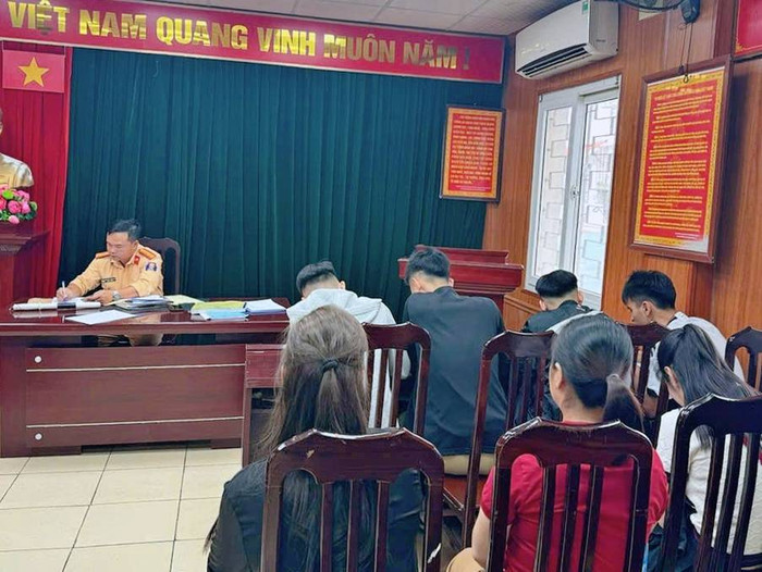 Nhóm thanh niên trong clip được mời đến cơ quan công an làm việc dưới sự chứng kiến của phụ huynh. Ảnh: Công an TP Hà Nội