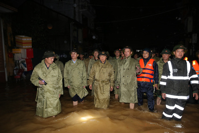 Phó Thủ tướng Trần Hồng Hà đến kiểm tra tình hình, động viên bà con nhân dân tại khu vực cầu Gia Hội, phường Phú Xuân, Huế. Ảnh: Thông tin Chính phủ
