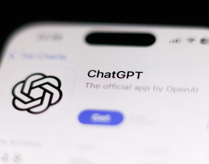 OpenAI cho biết mỗi tuần có hơn một triệu người dùng ChatGPT gửi tin nhắn chứa ý định tự tử. (Nguồn: The Guardian)