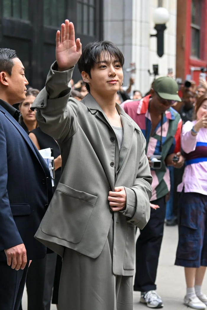 2 nữ thần Victoria's Secret công khai thả tim ảnh nội y của một nam ca sĩ hạng A khiến fan 'dậy sóng' Ảnh 6