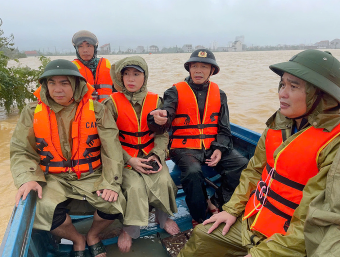 Lãnh đạo thành phố Huế kiểm tra và chỉ đạo công tác tìm kiếm người mất tích tại phường Thanh Thủy. (Nguồn: VTC News)