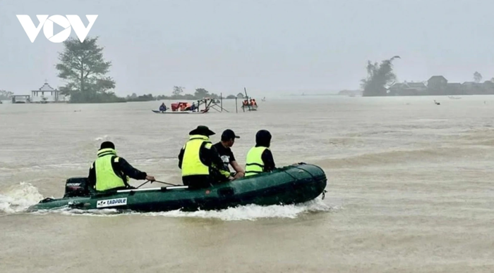 Lực lượng chức năng xã Đan Điền, thành phố Huế tổ chức tìm kiếm người mất tích. (Nguồn: VOV)