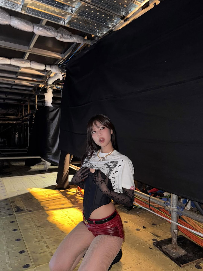 Jennie tự tin tạo dáng ôm vòng 1 ở phía sau hậu trường. Ảnh: IGNV