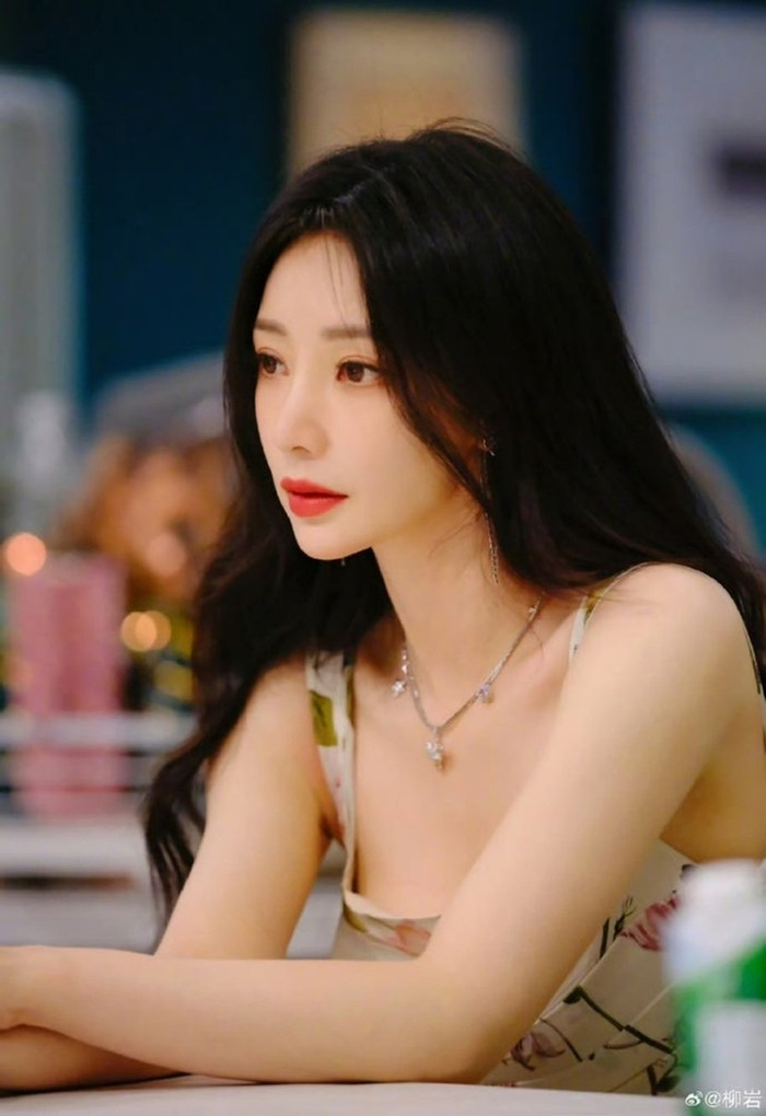 Trong hoàn cảnh bế tắc, cô đồng ý thực hiện các bộ ảnh phong cách táo bạo và nhanh chóng thu hút sự chú ý của truyền thông lẫn công chúng. (Ảnh Sohu)