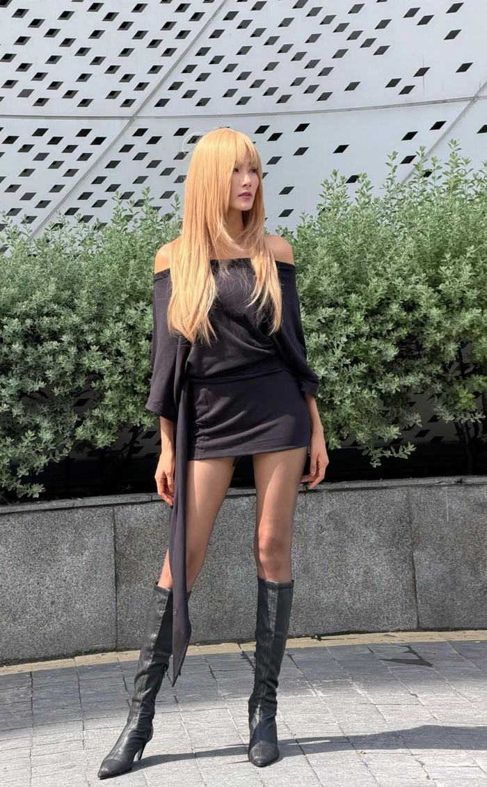 Điểm đặc biệt trong phong cách cá nhân của cô là sự tối giản có điểm nhấn, không chạy theo những kiểu dáng phức tạp nhưng biết chọn chi tiết tinh tế để tạo dấu ấn. (Ảnh FBNV)