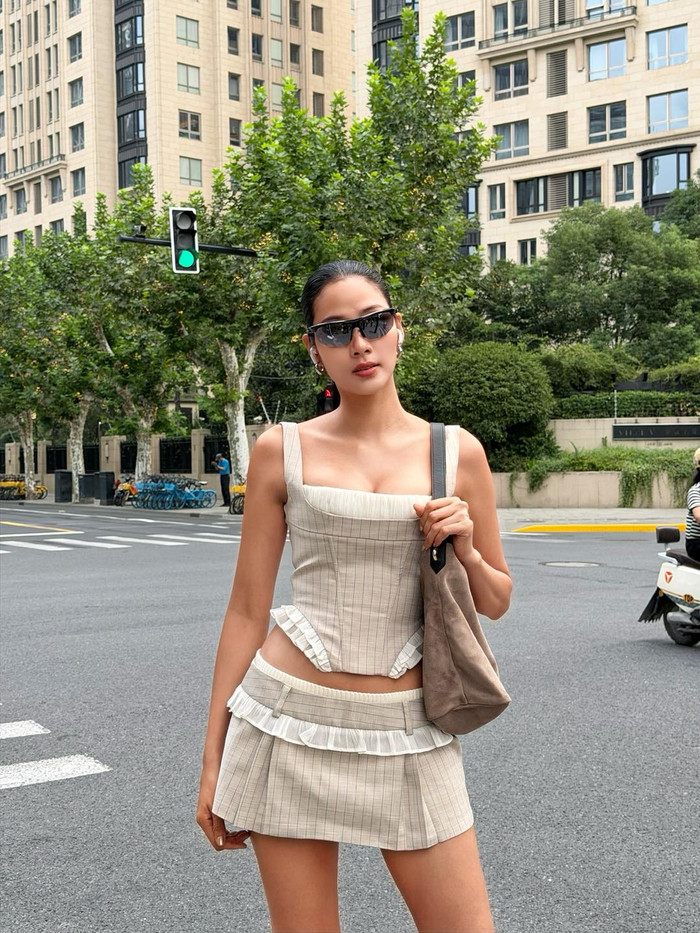 Hoàng Thùy diện outfit mang tinh thần tối giản nhưng thời thượng. (Ảnh FBNV)