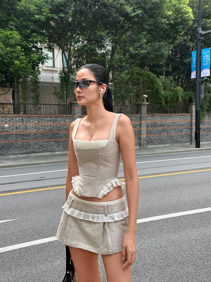 Nữ siêu mẫu diện áo corset dáng yếm, thiết kế ôm sát body, tôn vòng eo. Áo có chi tiết bèo nhún ở viền và hai bên hông, tạo cảm giác nữ tính pha chút cổ điển. (Ảnh FBNV)