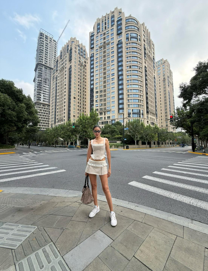 Thiết kế giúp cô khoe trọn đôi chân 1m16 đắt giá. (Ảnh FBNV)