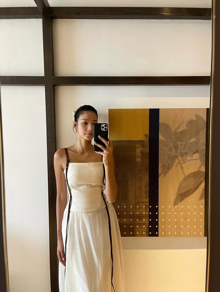 Các tone màu trung tính như trắng, beige, nâu hay đen thường xuyên được cô lựa chọn. (Ảnh FBNV)