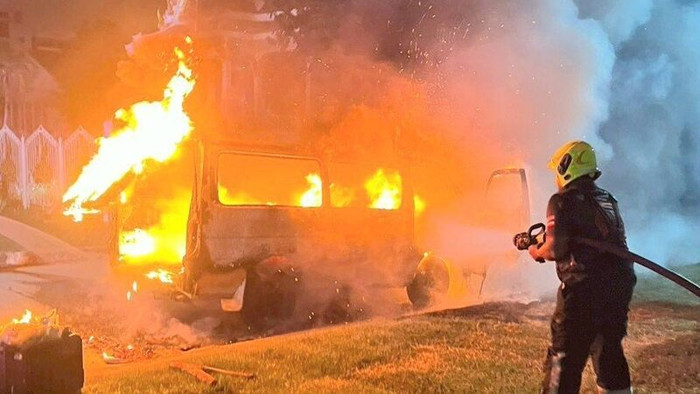 Vừa gọi điện cầu cứu cha khi xe bị hư giữa đường, cô gái kinh hoàng trước cảnh tượng ngay sau đó Ảnh 2