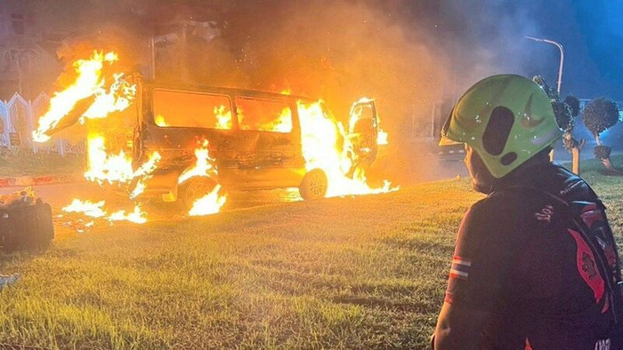 Vừa gọi điện cầu cứu cha khi xe bị hư giữa đường, cô gái kinh hoàng trước cảnh tượng ngay sau đó Ảnh 1