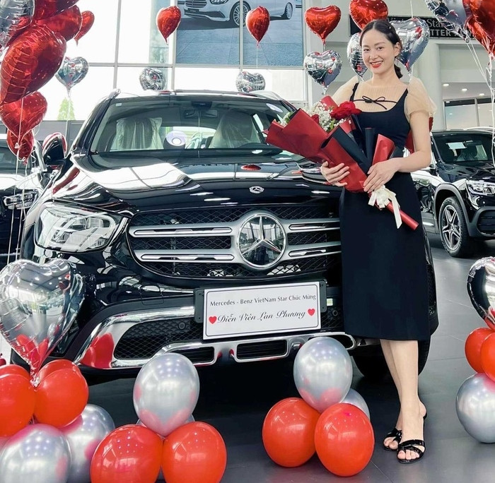 Lan Phương và chiếc xe SUV hạng sang.