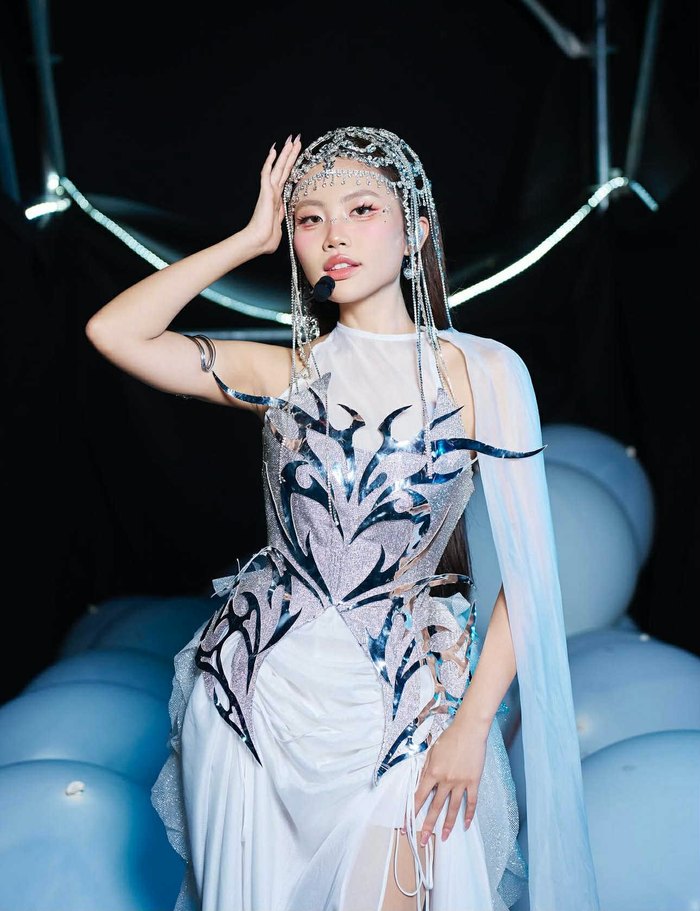 Cô ngày càng chứng minh khả năng biến hoá đa dạng của mình, khiến công chúng bất ngờ (Ảnh: ISNV).