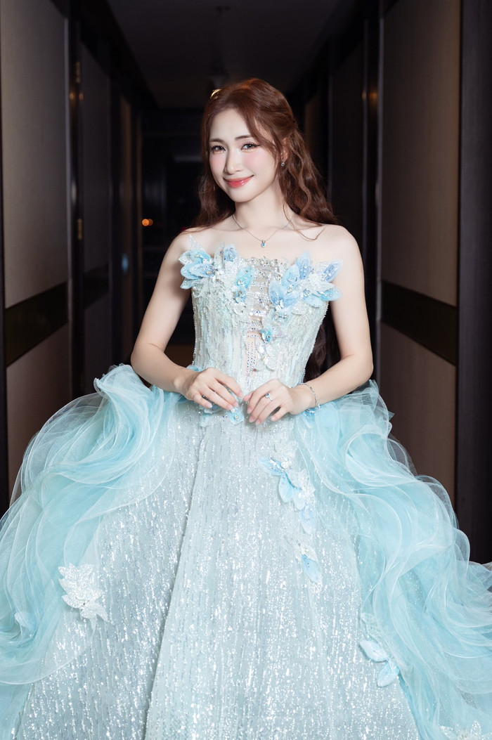 Hòa Minzy hiện vẫn độc thân và chỉ tập trung vào công việc. Ảnh: FBNV