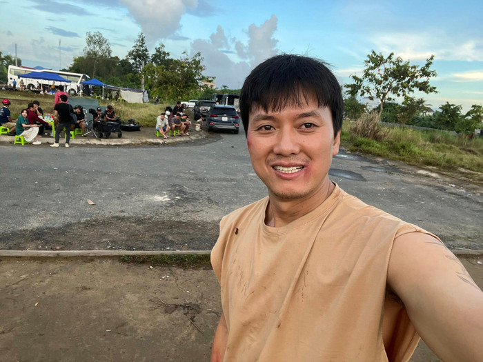 Dù gặp sự cố nhưng nam diễn viên vẫn đến phim trường vì không muốn ảnh hưởng tiến độ chung của ê-kíp. (Ảnh: FBNV)