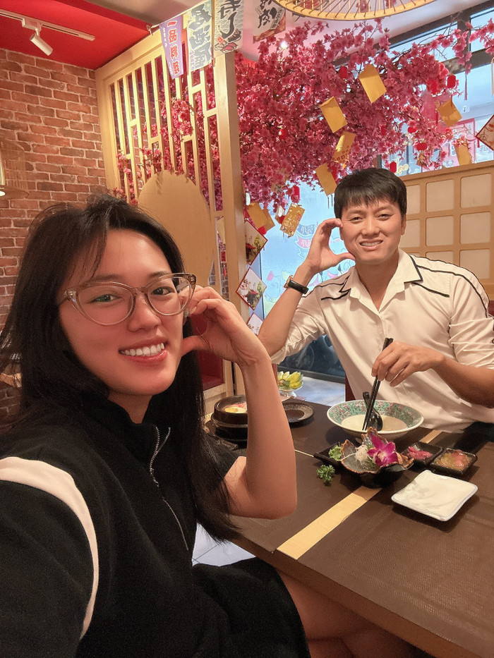 Bên cạnh sự nghiệp thành công, nam diễn viên Quách Ngọc Tuyên hiện đang có một cuộc sống hạnh phúc bên vợ kém 16 tuổi. (Ảnh: FBNV)