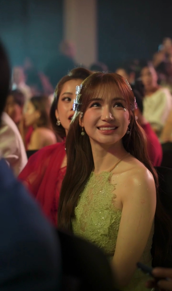 Dù gặp sự cố, Hòa Minzy vẫn thể hiện sự vui vẻ, thần thái chuyên nghiệp.