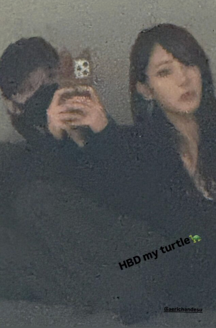 Winter vài ngày sau tung ảnh dùng ốp điện thoại giống hệt với Jungkook, chỉ khác về phiên bản màu sắc. Ảnh chụp màn hình