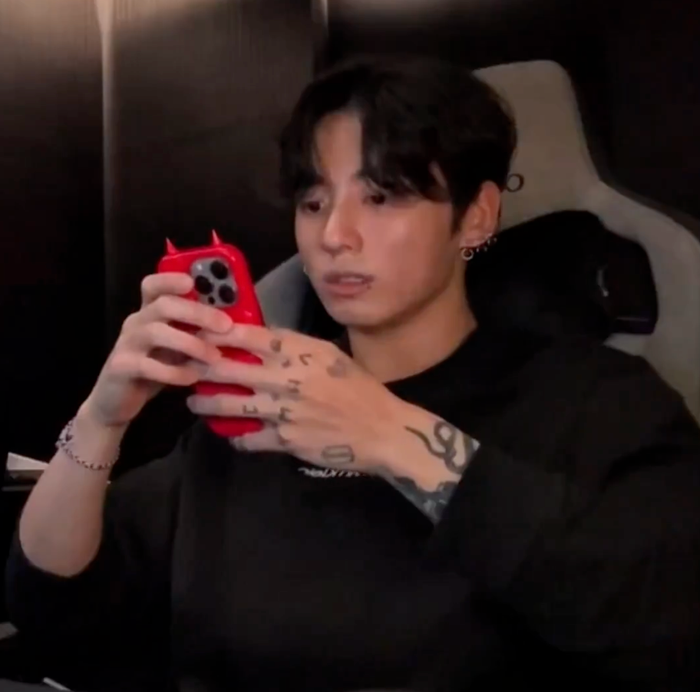 Jungkook được cho là dùng đồ đôi với Winter thông qua chiếc ốp điện thoại màu đỏ. Cặp đôi này cũng nhiều lần vướng tin đồn hẹn hò. Ảnh chụp màn hình