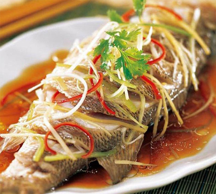 Bệnh nhân mắc các bệnh về gan, thận cũng cần hạn chế cá, đặc biệt là các loại cá biển chứa nhiều thủy ngân. (Ảnh minh họa)