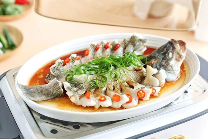 Thực phẩm tính hàn khi kết hợp với cá có thể gây lạnh bụng, rối loạn tiêu hóa đối với người tỳ vị yếu. (Ảnh minh họa)