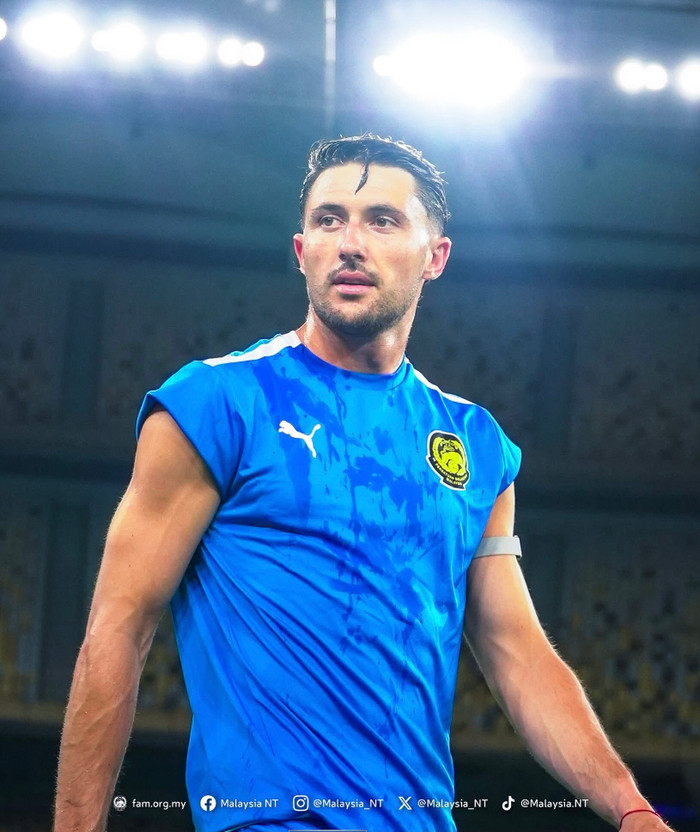 Nhiều người hâm mộ bóng đá Malaysia vẫn đang chờ phán quyết từ FIFA, nhưng thực tế, đó chỉ là một tia hy vọng mong manh giữa cơn bão sự thật. Ảnh: Malaysia NT