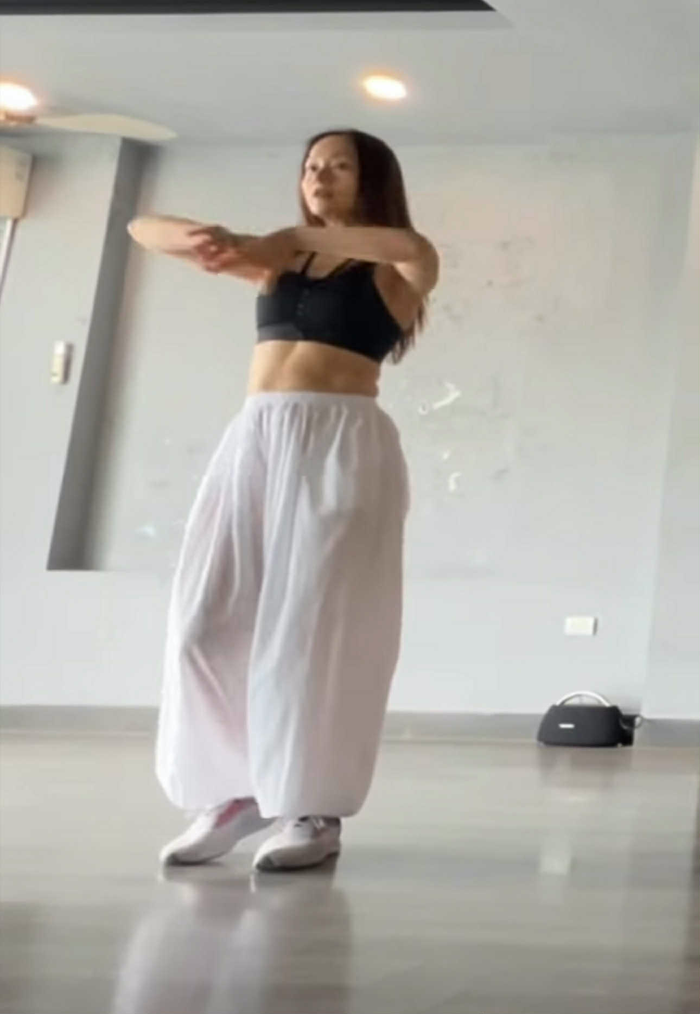 Hình ảnh nữ diễn viên say mê luyện tập, tràn đầy sức sống khiến người hâm mộ thích thú (Ảnh: Chụp màn hình).