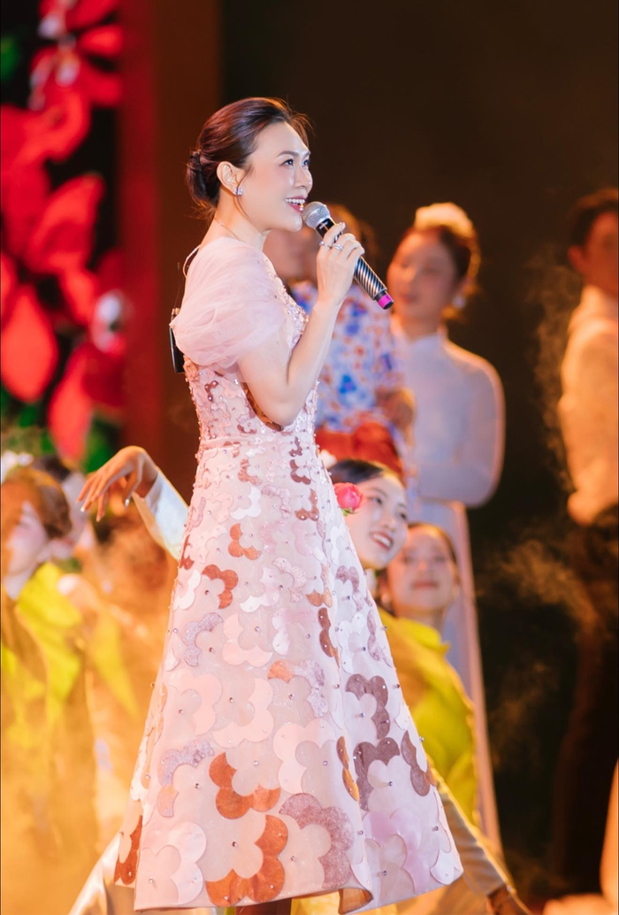 Giải Thành tựu trọn đời - Lifetime Achievement Award mà Mỹ Tâm nhận được là 'quả ngọt' xứng đáng. (Ảnh: FBNV)