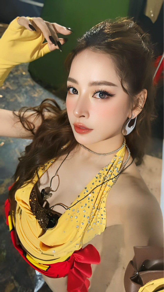 Chi Pu tự tin khoe cận visual xinh đẹp. Ảnh: FBNV
