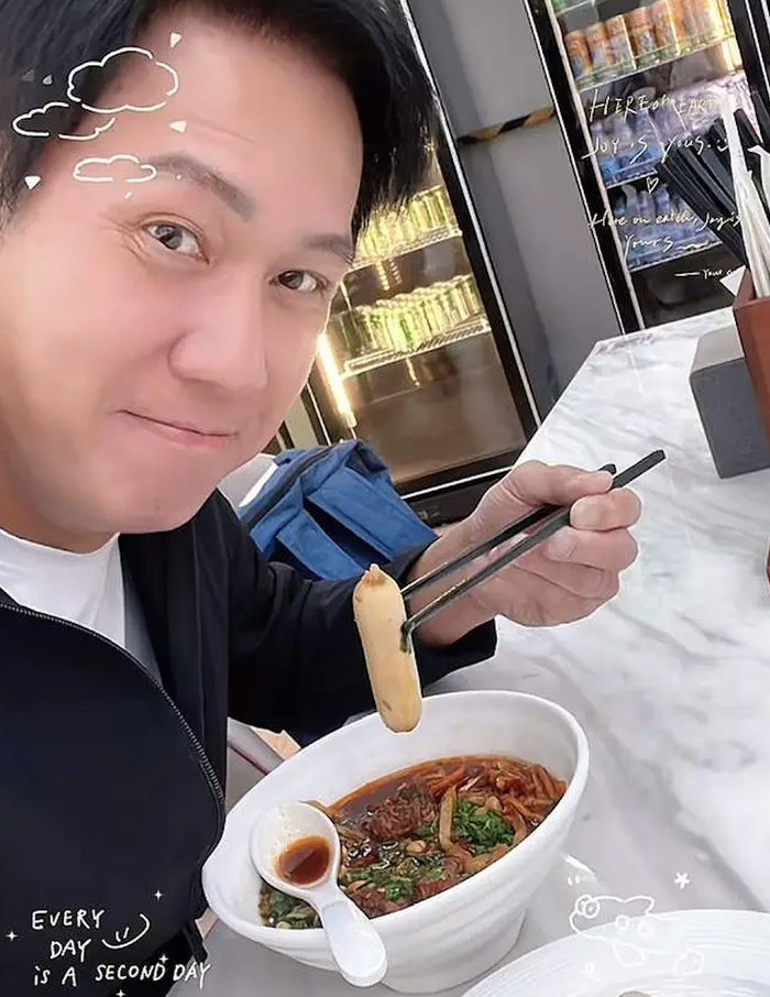 Một ngày trước khi mất, nam diễn viên vẫn chia sẻ bữa ăn cùng gương mặt tươi tắn trên trang cá nhân.