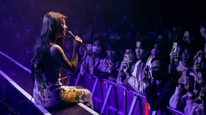 Nữ ca sĩ mặc váy mỏng hơn giấy lộ hết nội y, khán giả ngồi xem 'ngượng chín mặt' Ảnh 1